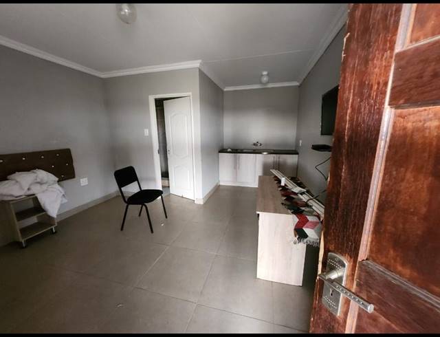 1 BEDROOM PROPERTY TO RENT IN DIEPKLOOF ZONE 4